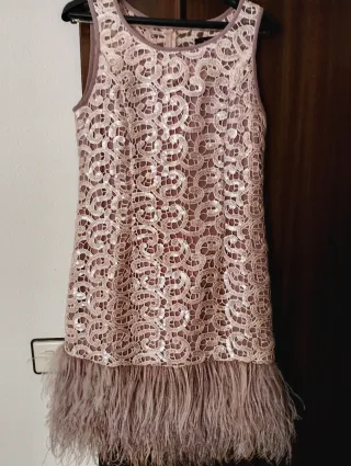 Vestido corto lentejuelas y plumas