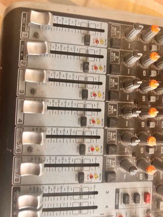 Mesa de mezclas Behringer Xenyx X1204 USB DJ