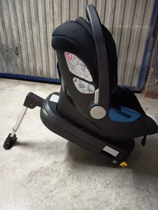 Silla coche bebé con base Isofix.