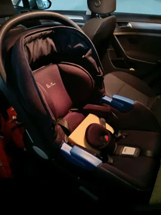 Silla coche bebé con base Isofix.