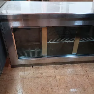 Bajo mostrador refrigerado con vitrina