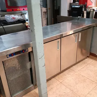Bajo mostrador refrigerado con vitrina