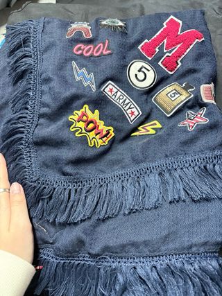 Bufanda azul con flecos y parches