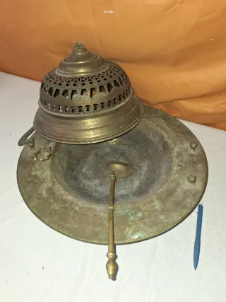 Brasero antiguo con paleta