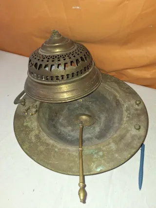 Brasero antiguo con paleta