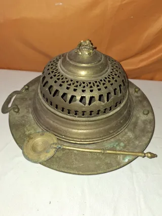 Brasero antiguo con paleta