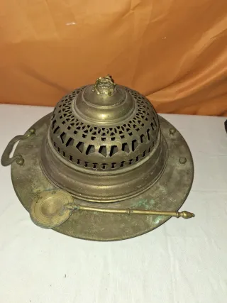 Brasero antiguo con paleta