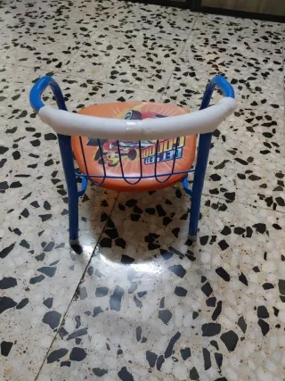 Silla infantil con diseño de coche