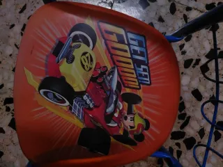 Silla infantil con diseño de coche