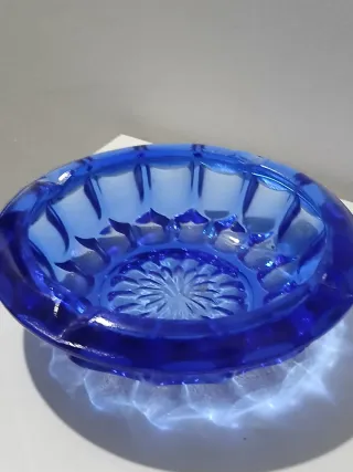 Posacenere vintage blu in vetro