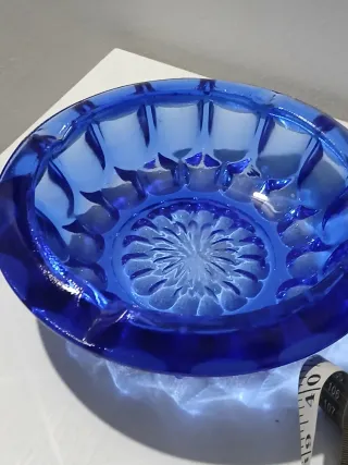 Posacenere vintage blu in vetro