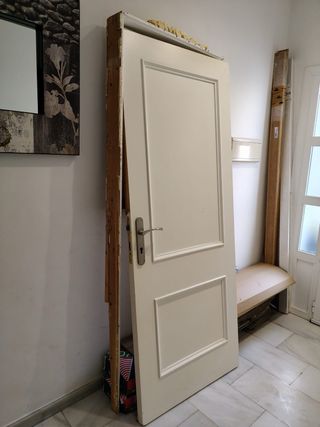 Puerta blanca interior