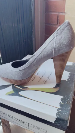 Zapatos de tacón grises