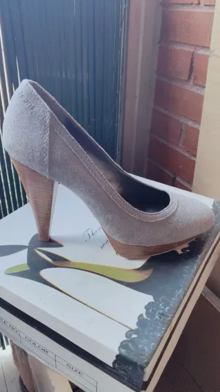 Zapatos de tacón grises