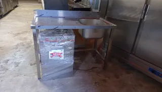 Mesa de acero inoxidable con fregadero