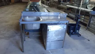 Mesa de acero inoxidable con fregadero