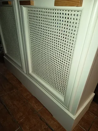 Cubre radiador de madera y mimbre