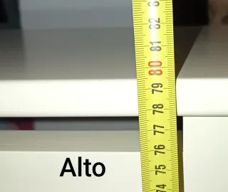 Cubre radiador de madera y mimbre