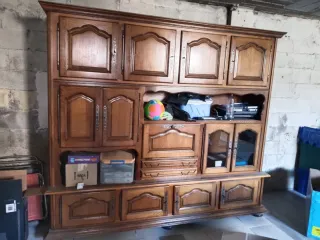 Mueble de salón de madera y cristal