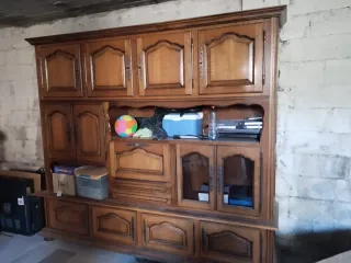 Mueble de salón de madera y cristal