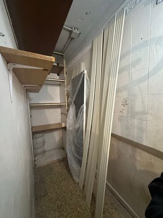 Puerta blanca dura metal