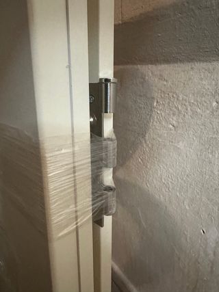 Puerta blanca dura metal