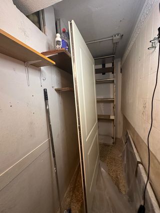 Puerta blanca dura metal