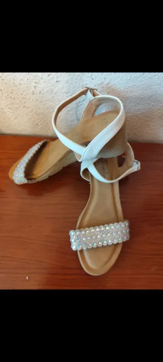 Sandalias blancas con pedrería