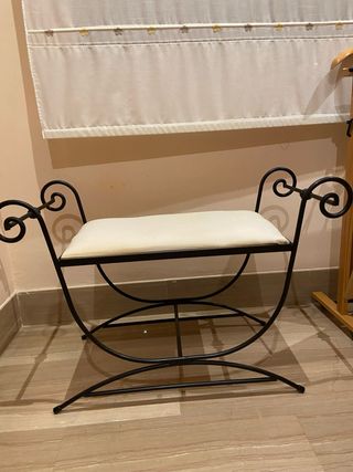 Banqueta de forja negra y asiento blanco