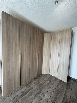 Armadio ad angolo in legno