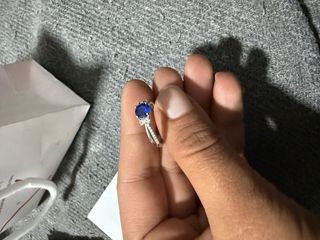 Anillo azul con detalles plateados