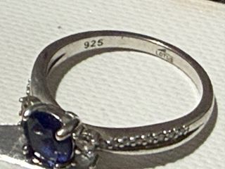 Anillo azul con detalles plateados
