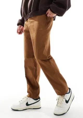 Pantalón Chino Nike Club Sportswear Marrón.