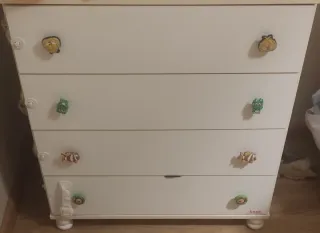 Cómoda infantil con figuras divertidas