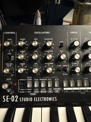 Sintetizador Roland SE-02