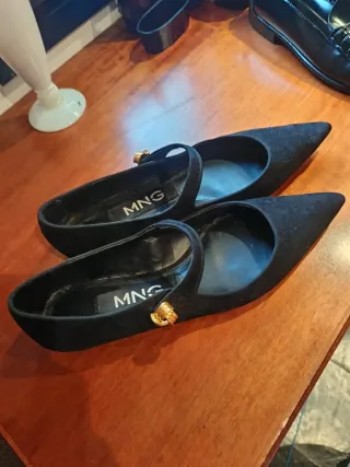 Zapatos negros con tira dorada