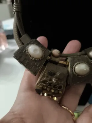 Collar corto de cuerda y piedras