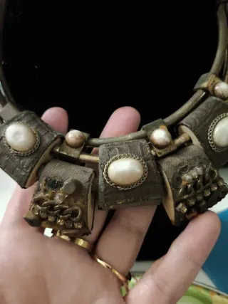 Collar corto de cuerda y piedras