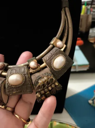 Collar corto de cuerda y piedras