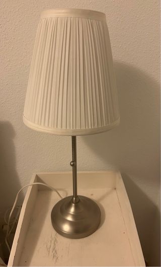 Cabecero y mesillas con lámparas