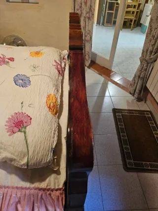 Cómoda y cama de madera con espejo