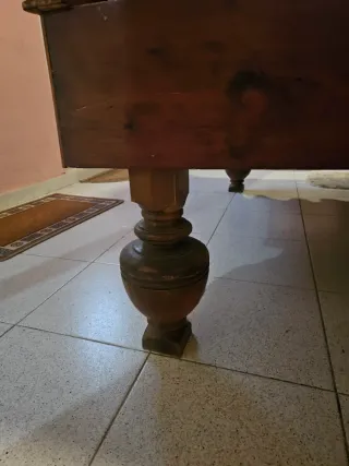 Cómoda y cama de madera con espejo