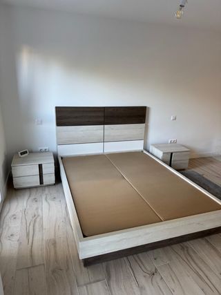 Cabecero, base tapizada y Mesillas a juego