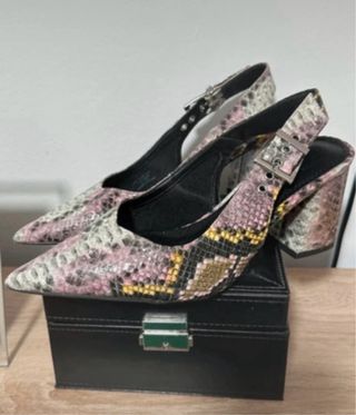 Zapatos tacón estampado serpiente