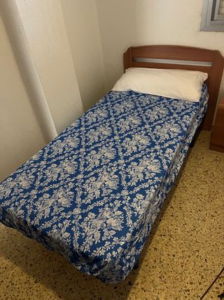 Cama individual con cabecero de madera