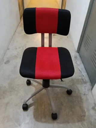 Silla de oficina ergonómica roja y negra