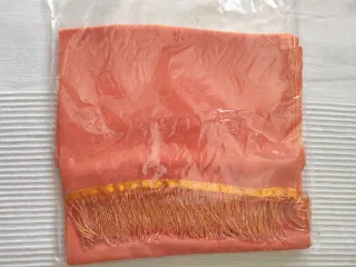 Pañuelo naranja con flecos brillantes de poliéster
