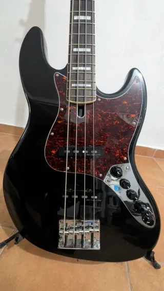 Bajo Sire Marcus Miller V7 Negro y rojo