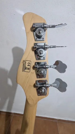 Bajo Sire Marcus Miller V7 Negro y rojo