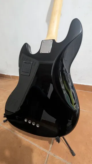 Bajo Sire Marcus Miller V7 Negro y rojo